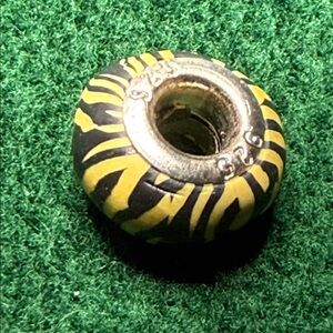 925 Elegant Silver yellow and black
Pandora charm